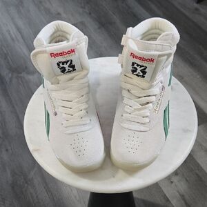 Reebok High-Top Sneakers in Off White and Green/Pink-Red Detail.
